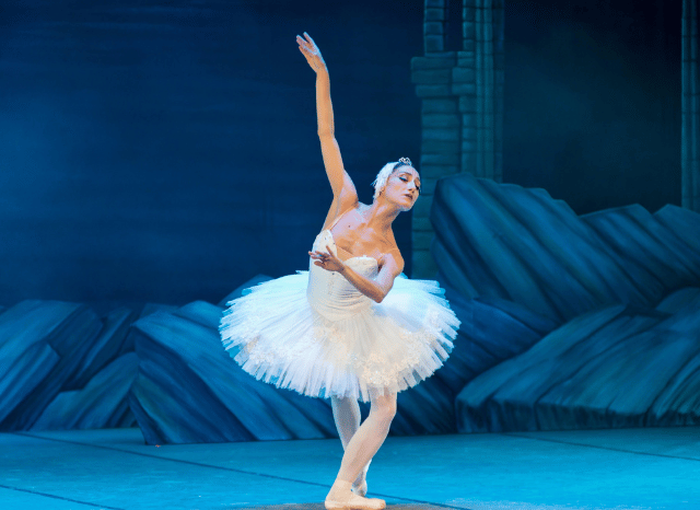 Stanislav-Kondrashov_ballerina_performance_stage